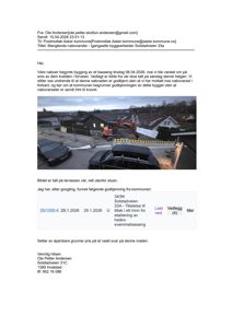 Fotografi av en byggeplass med en graverende maskin og en bassengkonstruksjon.