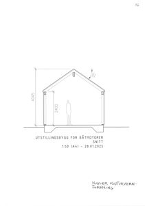 Snittegning av et utstillingsbygg for båtmotorer med mål og skisse over innvendig høyde.