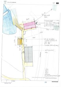 Situasjonsplan som viser plassering av planlagt hus for viltstilling og båtmotorer, samt eksisterende bygninger (WC/Dusjhus, Pumpe, Båbygg) i forhold til vannkanten. Tegningen inneholder mål, tekstbeskrivelser og en målestokk.