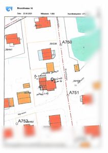 Situasjonsplan som viser Bruvollveien 16 i forhold til nabolaget, med eiendomsnummer, veinavn og orientering.