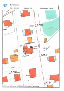 Situasjonsplan som viser Bruvollveien 16 i forhold til nabolaget, med eiendomsnummer, veinavn og orientering.