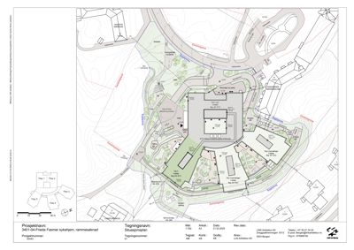 Situasjonsplan som viser bygningens plassering på tomten, omgivende infrastruktur, veier og terrengforhold.
