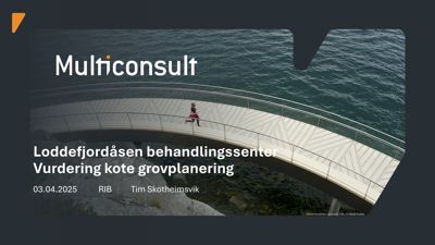 Fotografi av en person som løper på en moderne, hvit bro over vann. Bildet er brukt som bakgrunn for en presentasjonsside.