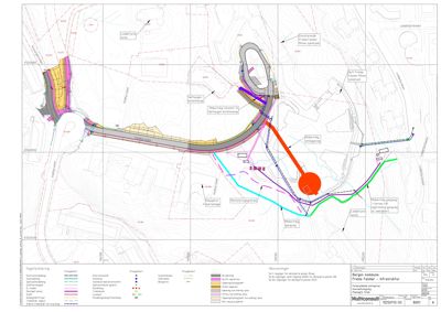 Situasjonsplan som viser en ny veiutbygging (rød linje) i forhold til eksisterende infrastruktur, eiendomsgrenser og topografi.