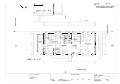 Etasjeplan (Plan 2) som viser romfordeling, mål og fasaderetning for et hus.