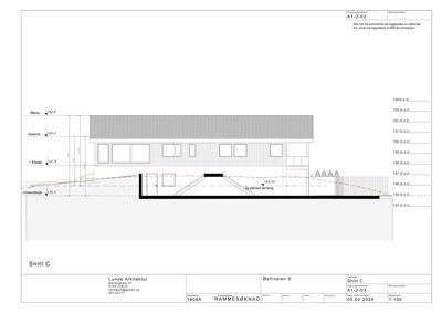 Snittegning (Snitt C) som viser bygningens tverrsnitt, høydemål og terrengforhold.