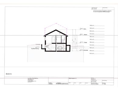 Snittegning (Snitt A) som viser bygningens tverrsnitt, høyder og romfordeling.