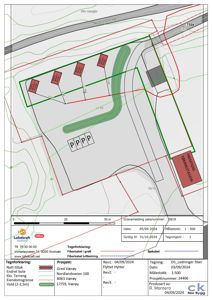 Situasjonsplan som viser tomtens grenser, eksisterende og nytt terreng, plassering av bygninger (tomtestasjon, hytter), parkeringsplasser, vegforhold og fiberkabelruter.