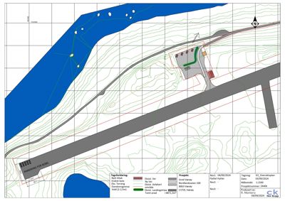 Situasjonsplan som viser tomtens beliggenhet i forhold til vann, vei og eksisterende bebyggelse, med høydekurver og parkeringsområde.