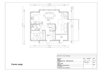 Etasjeplan for første etasje av en bolig, som viser romfordeling, møbler og mål.