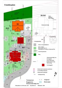Situasjonsplan som viser tomtens form, bebyggelse (eksisterende og ny), vegetasjon, veier og terrengforhold.