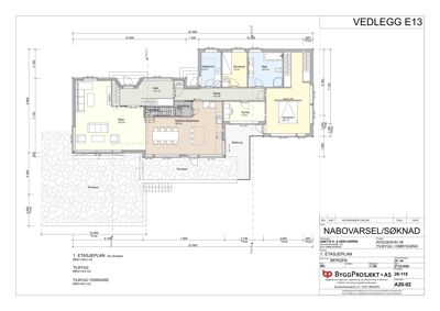 Etasjeplan (1. etasje) som viser romfordeling, dimensjoner og plassering av terrasser for en bygning.