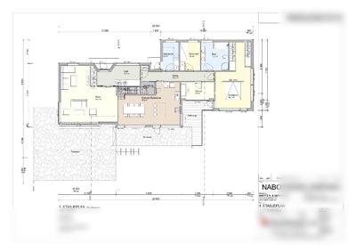 Etasjeplan (1. etasje) som viser romfordeling, dimensjoner og plassering av terrasser for en bygning.