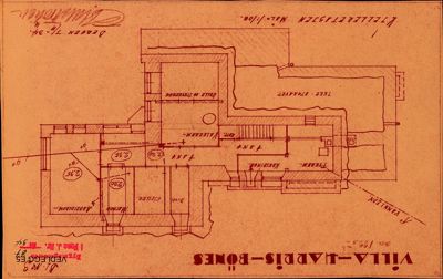 Etasjeplan for 1. etasje av Villa Harris-Bønes, med romfordeling, dimensjoner og arkitektoniske detaljer.