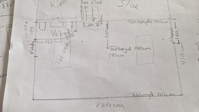 Håndskrevet etasjeplan med romfordeling (kjøkken, bad, stue), dører, vinduer og takhøyder.