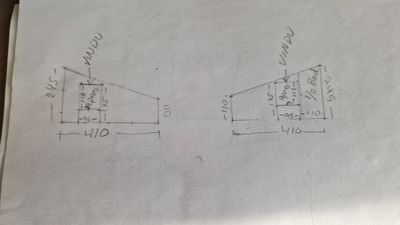 Håndskrevet tegning som viser detaljerte mål for en trapesformet konstruksjon, sannsynligvis en takramme eller en del av et taksystem, med spesifikke mål for høyder, bredder og en plassert vindu.