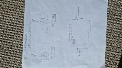 Håndskrevet plantegning med romfordeling, vindusposisjonering og dimensjoner.