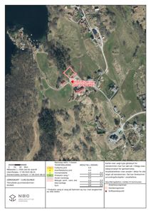 Gårdsplan (kart) med flyfoto som bakgrunn, som viser eiendommen, bebyggelse og arealdata.