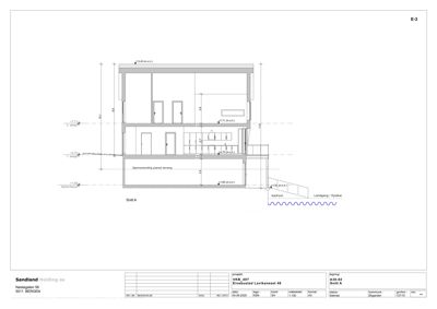 Snittegning (Snitt A) som viser bygningens tverrsnitt, høyder, vinduer og innvendig oppdeling.