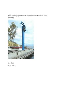 Fotografi av en blå kran på en betongplattform ved vann.