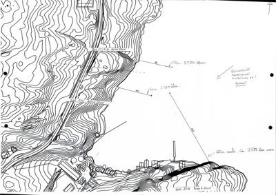 Situasjonsplan som viser terrengform med høydekurver, bygninger og infrastruktur.