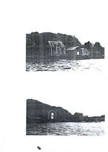 Sort-hvitt fotografi av flere småhus eller hytter plassert ved en kystlinje eller vannmasse.