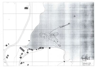 Situasjonsplan som viser tomt, vannmasse, bebyggelse og en merket dykkernute.