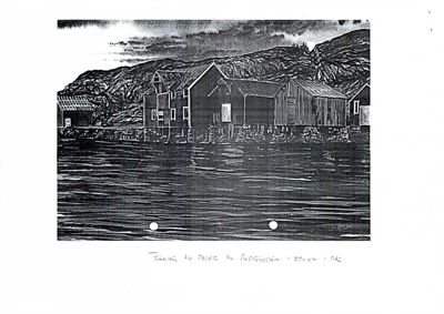 En svart-hvitt illustrasjon eller tegning som viser en bygning ved vannet med fjell i bakgrunnen.