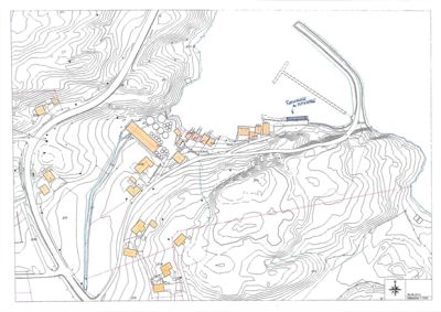 Situasjonsplan som viser terrengform med høydekurver, plassering av bygninger, veier og vannmasser.