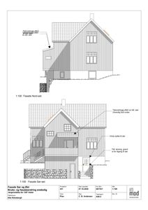 Fasade tegning som viser fronten på en enebolig med detaljer om vinduer, dører og tak.