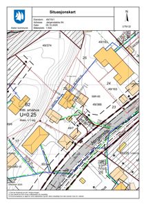 Situasjonskart som viser eiendomsnummer, adresse, dato, målestokk, topografi (konturlinjer), vei- og vannledningsnett, samt plassering av bygninger og tomtegrenser.