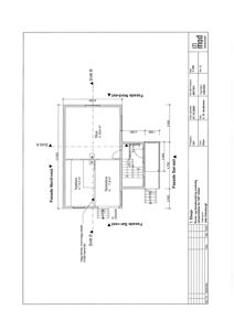 Etasjeplan for 1. etasje som viser romfordeling (stue, kjøkken, soverom), dører, vinduer og fasader.