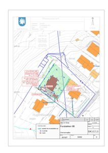 Situasjonsplan som viser tomtens beliggenhet, nabolag, og detaljer for overvannshåndtering (f.eks. falllinjer og planlagt grøft).