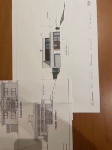 Bildet viser to arkitekttegninger som viser fasadeopprikk for en bygning. Den øverste tegningen viser en fasade sett fra sydøst, mens den nedre viser en fasade sett fra sydvest. Begge tegningene inneholder mål, detaljer om materialer og konstruksjon.