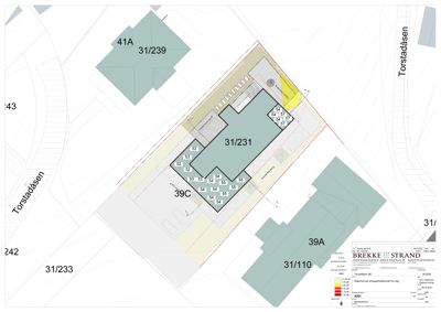 Situasjonsplan som viser tomtens plassering i forhold til nabolag, veier (Torstadåsen) og andre eiendommer (31/239, 39A, 31/110).
