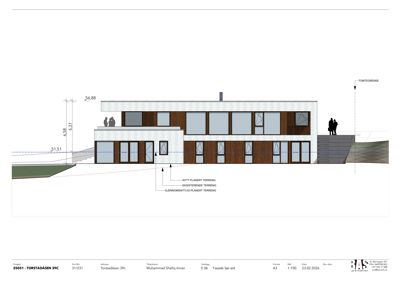 Fasadetegning (opprikk) av en bygning med angitte høyder, terrengforhold og materialevalg.