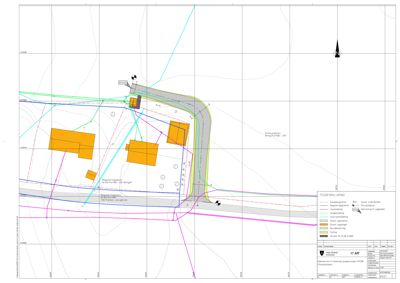 Situasjonsplan som viser tomtens grenser, eksisterende og planlagt bebyggelse (hus i oransje), veier, reguleringsgrenser og andre tekniske linjer.