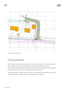 Bildet viser en situasjonsplan (site_plan) som illustrerer bygningenes plassering i forhold til terrenget, veier og andre infrastruktur. Det er også inkludert en tekstbeskrivelse av grunnforholdene.