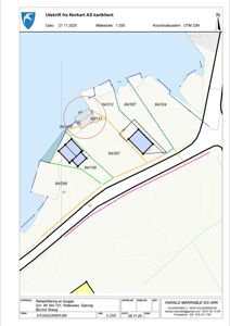 Situasjonsplan som viser tomt, bygninger, vegger og eiendomsnummer.