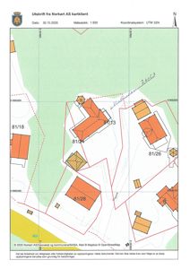 Situasjonsplan som viser tomtens grenser, naboeiendommer og bygningsplassering med tilhørende eiendomsnummer.