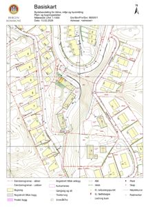 Basiskart (situasjonsplan) som viser eiendomsgrenser, bygninger, høydekurver og infrastruktur i et område.