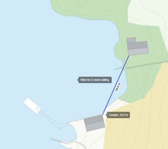 Kartutsnitt som viser to bygninger ved kysten, med en målt avstand (24,8 m) mellom dem. Kartet inneholder også interaktive elementer for måling.