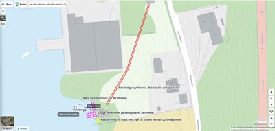 Kartutsnitt fra et digitalt kartsystem (sannsynligvis Kartverket) som viser et område med bygninger, veg, og en markert rute (rød linje).
