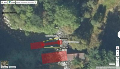 Satellittbilde (kart) med overlagte røde polygoner som markerer planlagte konstruksjoner (pundament, steg) og tekstbeskrivelser av dimensjoner.