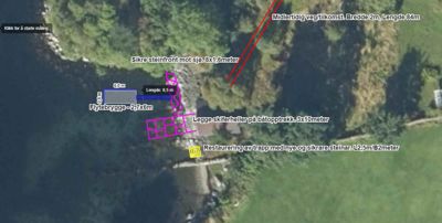 Fotografi av et kystområde med overlagte tegninger og tekst som beskriver planlagte tiltak, som bygging av flytebrygge, sikring av steinfront og restaurering av trapp.