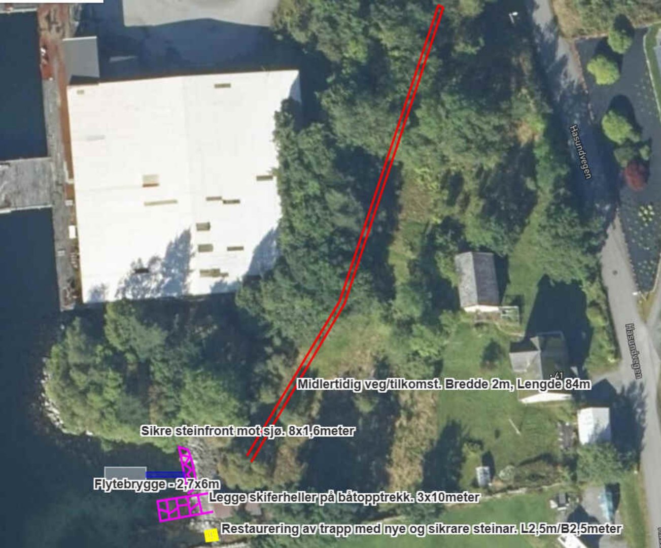 Flyfoto av eiendom med overlagte annotasjoner om midlertidig veg, steinfront, flytebrygge og restaurering av trapp.