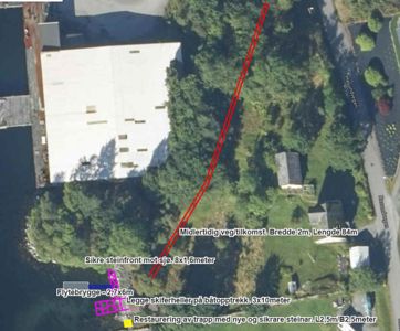 Flyfoto av eiendom med overlagte annotasjoner om midlertidig veg, steinfront, flytebrygge og restaurering av trapp.