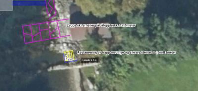 Satellittbilde (flyfoto) av et område med overlagte tegninger som viser planlagte tiltak, blant annet en skiferheller og restaurering av en trappe.