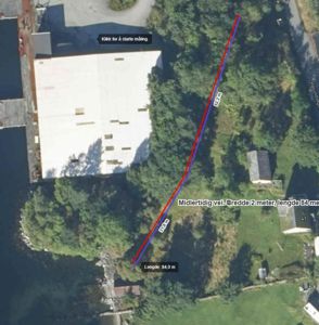 Satellittbilde (flyfoto) av et område med en bygning, vegetasjon og vann, med overlagte målinger og tekst som 'Midlertidig vei'.