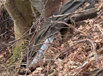 Fotografi av en grøft eller utgravet område i bakken, sannsynligvis i forbindelse med en byggeplass eller anleggsarbeid.